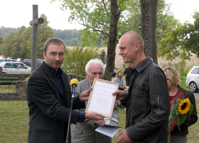 Dvyliktajam Vaižganto premijos laureatui poetui, eseistui Gediminui Kajėnui (dešinėje) diplomą įteikia Rašytojų sąjungos valdybos narys poetas Donatas Petrošius.